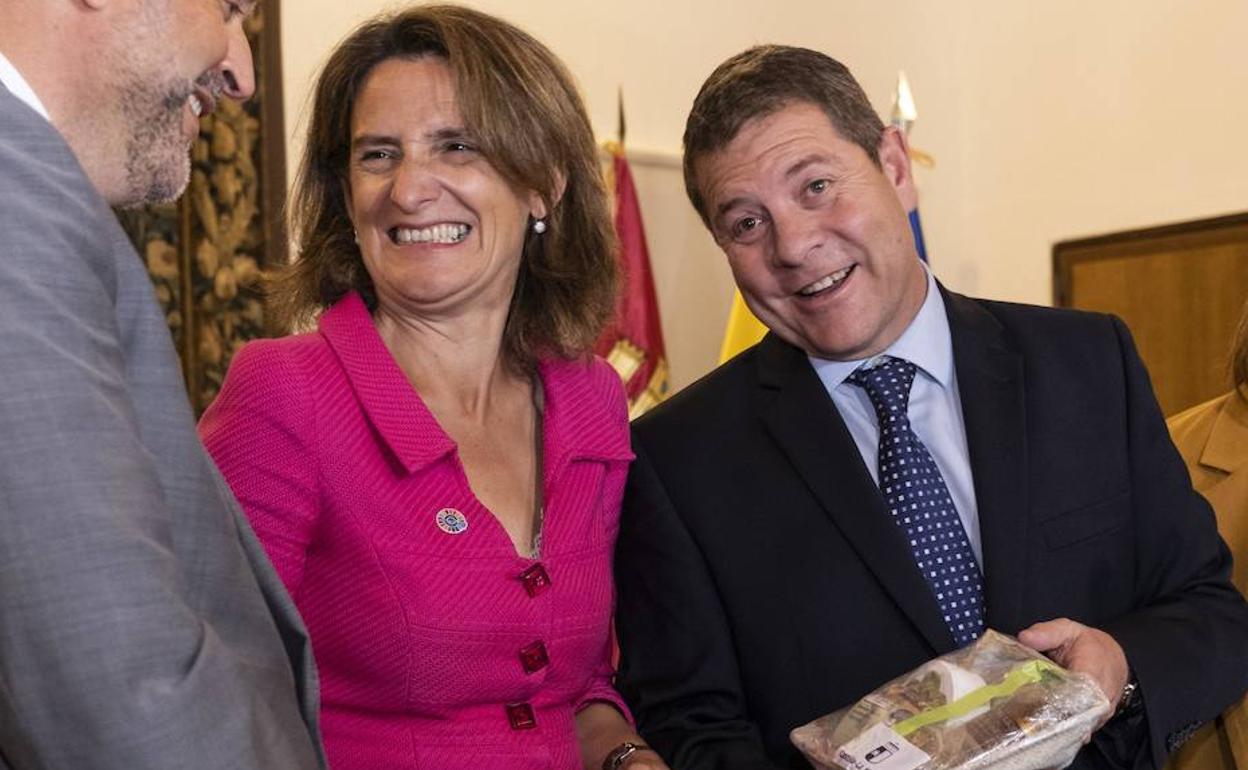 La ministra para la Transición Ecológica en funciones, Teresa Ribera, y el presidente de Castilla-La Mancha, Emiliano García-Page, en el encuentro mantenido este martes. 