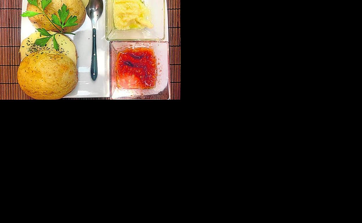 Patatas asadas con dos salsas