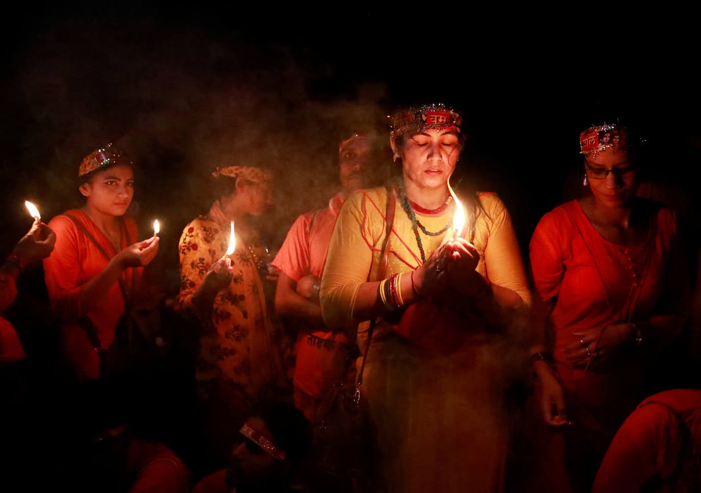 Varias personas peregrinan en honor a Shiva, dios de la creación y la destrucción, en Sundarijal, Nepal. Miles de devotos viajan descalzos hacia Sundarijal para honrar al dios Shiva y recolectar agua sagrada para limpiar todos sus pecados.