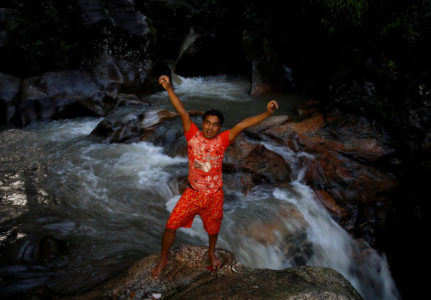 Varias personas peregrinan en honor a Shiva, dios de la creación y la destrucción, en Sundarijal, Nepal. Miles de devotos viajan descalzos hacia Sundarijal para honrar al dios Shiva y recolectar agua sagrada para limpiar todos sus pecados.