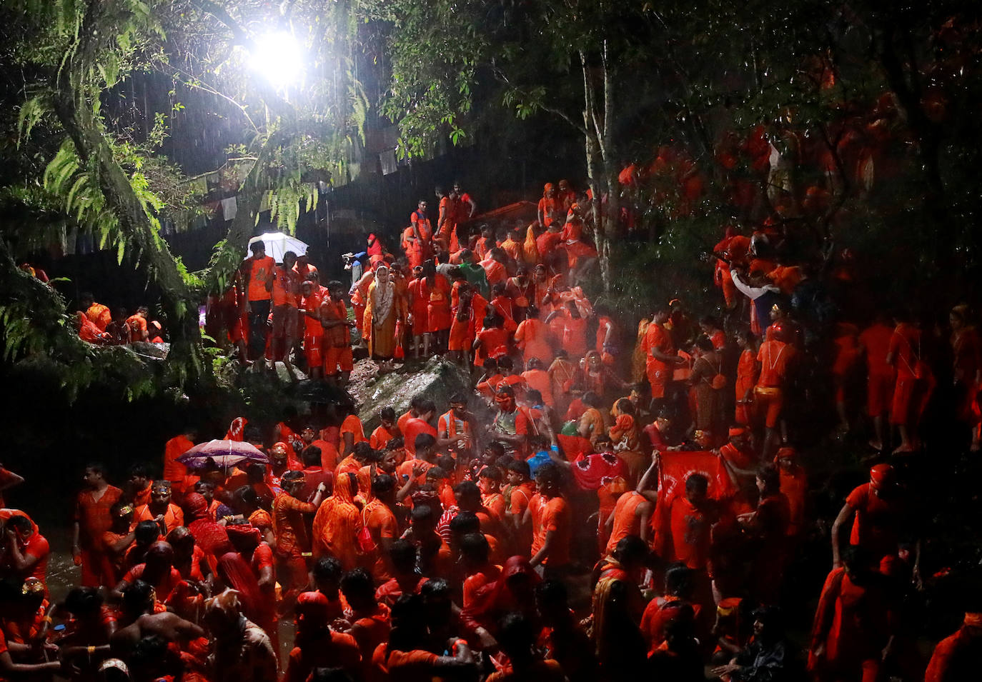 Varias personas peregrinan en honor a Shiva, dios de la creación y la destrucción, en Sundarijal, Nepal. Miles de devotos viajan descalzos hacia Sundarijal para honrar al dios Shiva y recolectar agua sagrada para limpiar todos sus pecados.