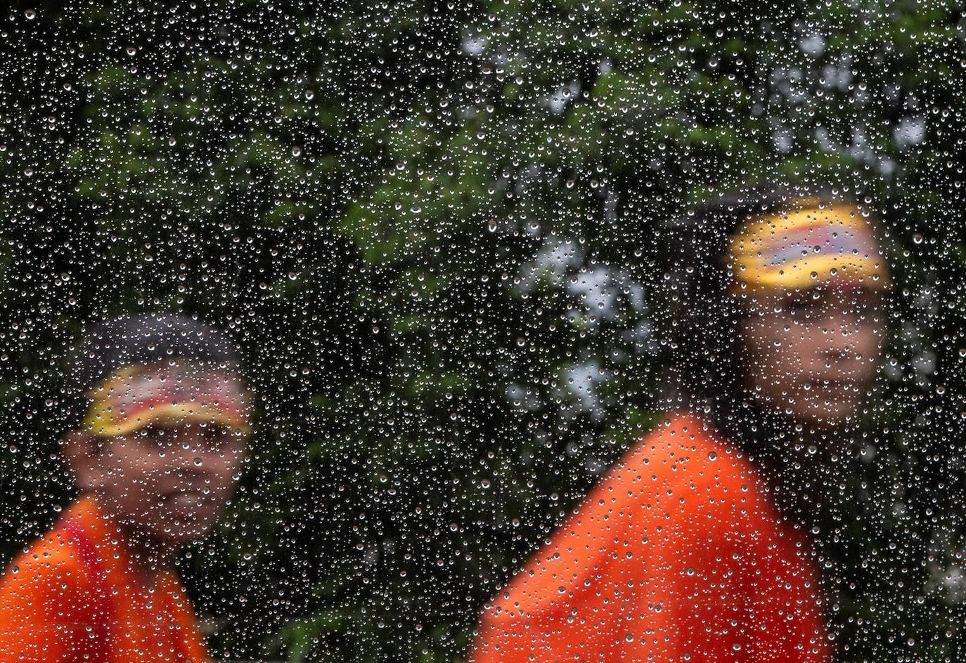 Varias personas peregrinan en honor a Shiva, dios de la creación y la destrucción, en Sundarijal, Nepal. Miles de devotos viajan descalzos hacia Sundarijal para honrar al dios Shiva y recolectar agua sagrada para limpiar todos sus pecados.