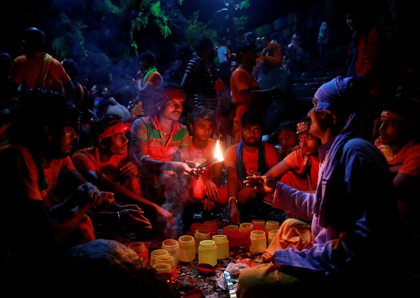 Varias personas peregrinan en honor a Shiva, dios de la creación y la destrucción, en Sundarijal, Nepal. Miles de devotos viajan descalzos hacia Sundarijal para honrar al dios Shiva y recolectar agua sagrada para limpiar todos sus pecados.