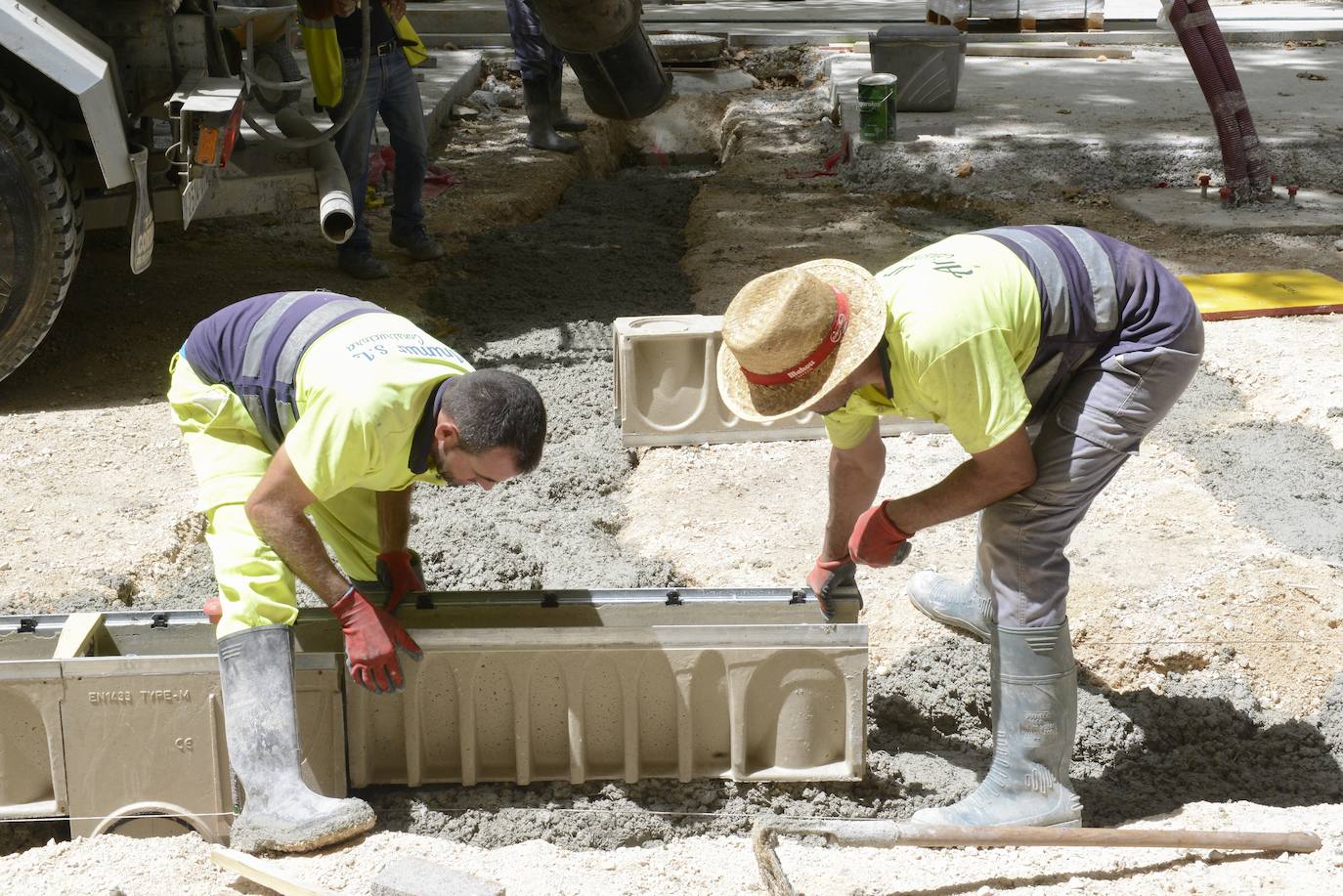 Los sindicatos alertan del riesgo para 120.000 asalariados del campo y la obra en la Región de Murcia.