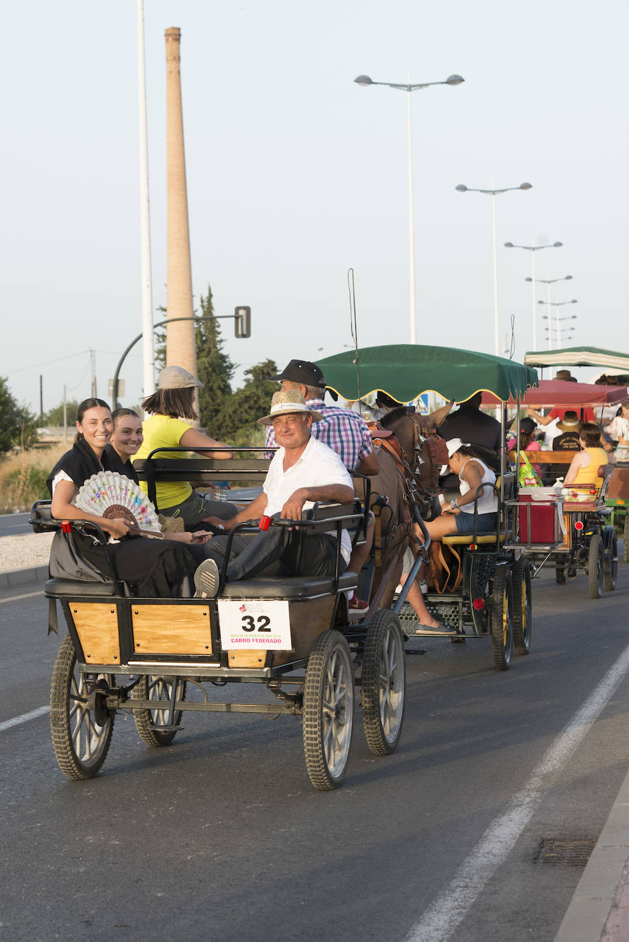 Más de cincuenta carros parten desde la Federación de Peñas Huertanas, en la avenida Primero de Mayo, con rumbo al paseo marítimo de Los Alcázares