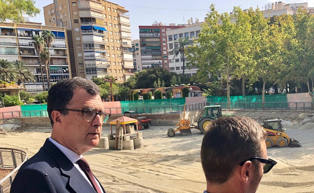 El alcalde de Murcia, José Ballesta, visitando las obras del lago del Salitre, la mañana de este viernes.