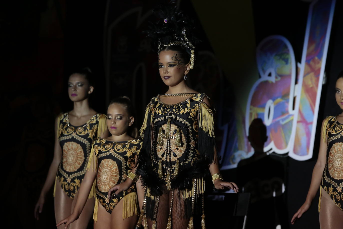 La plaza Antonio Cortijos de Águilas acogió anoche la Gran Gala de Elección de los Personajes del Carnaval 2020, un evento en el que los candidatos se dejaron al piel sobre el escenario para convencer al jurado. Los actos de esta fiesta continúan hoy, a partir de las 21.30 horas, con una muestra del Carnaval por el paseo Parra.