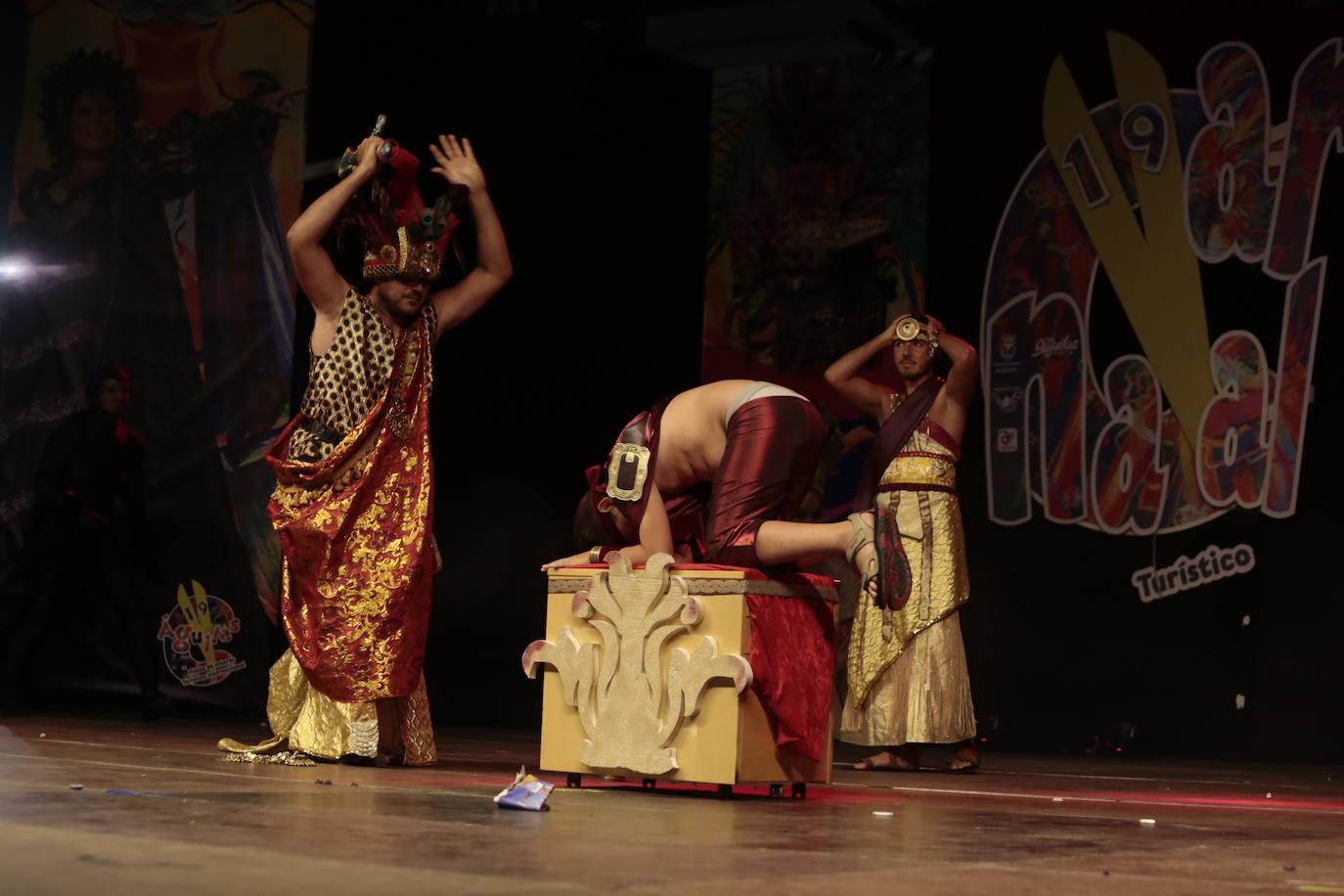 La plaza Antonio Cortijos de Águilas acogió anoche la Gran Gala de Elección de los Personajes del Carnaval 2020, un evento en el que los candidatos se dejaron al piel sobre el escenario para convencer al jurado. Los actos de esta fiesta continúan hoy, a partir de las 21.30 horas, con una muestra del Carnaval por el paseo Parra.