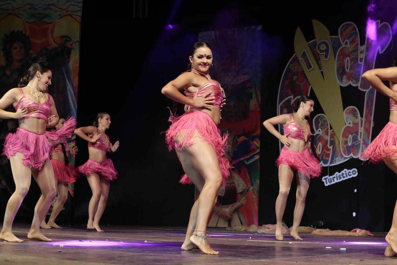 La plaza Antonio Cortijos de Águilas acogió anoche la Gran Gala de Elección de los Personajes del Carnaval 2020, un evento en el que los candidatos se dejaron al piel sobre el escenario para convencer al jurado. Los actos de esta fiesta continúan hoy, a partir de las 21.30 horas, con una muestra del Carnaval por el paseo Parra.