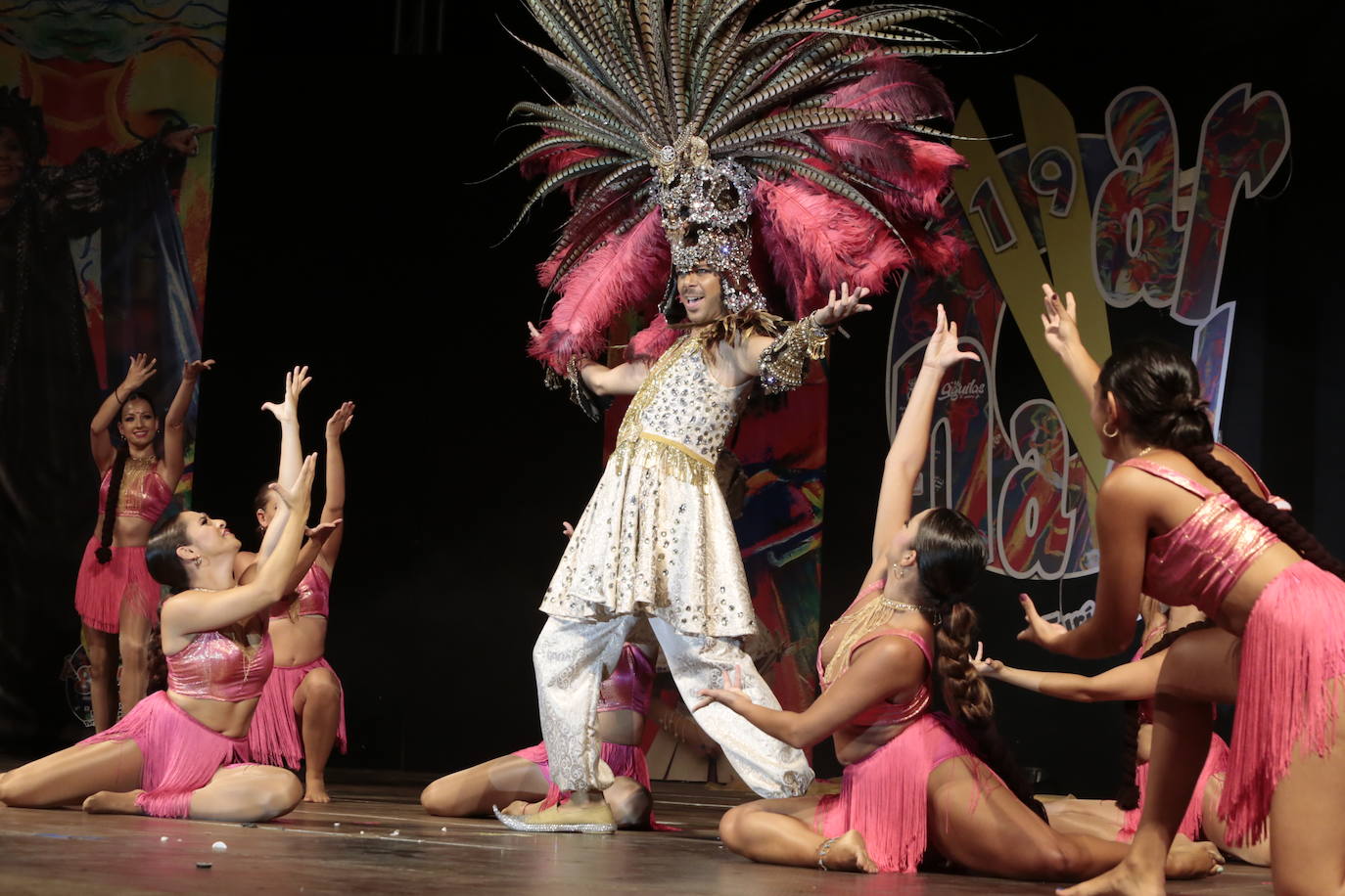 La plaza Antonio Cortijos de Águilas acogió anoche la Gran Gala de Elección de los Personajes del Carnaval 2020, un evento en el que los candidatos se dejaron al piel sobre el escenario para convencer al jurado. Los actos de esta fiesta continúan hoy, a partir de las 21.30 horas, con una muestra del Carnaval por el paseo Parra.