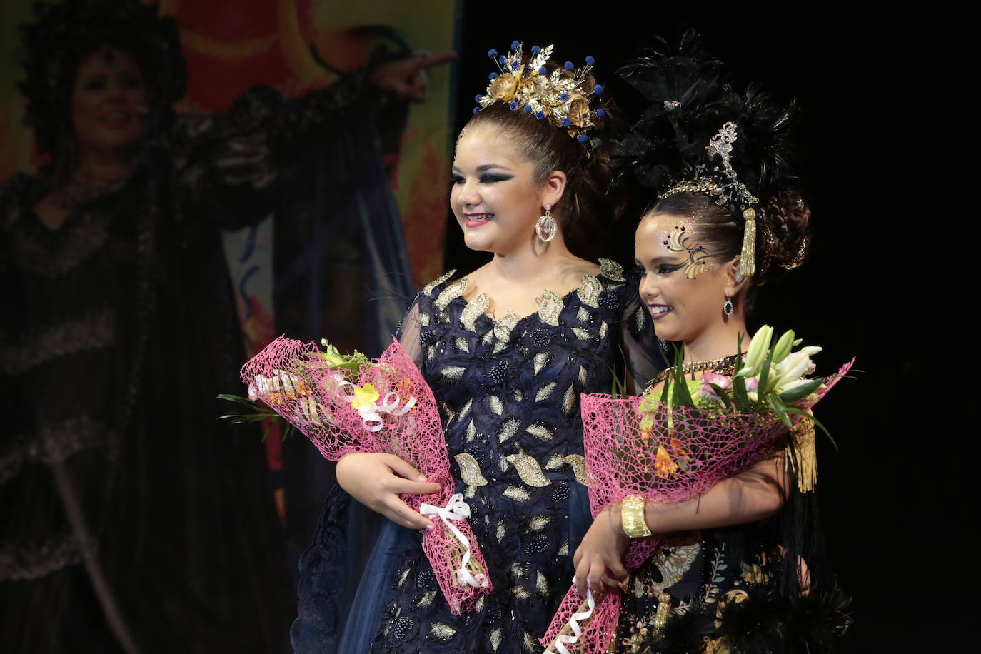 La plaza Antonio Cortijos de Águilas acogió anoche la Gran Gala de Elección de los Personajes del Carnaval 2020, un evento en el que los candidatos se dejaron al piel sobre el escenario para convencer al jurado. Los actos de esta fiesta continúan hoy, a partir de las 21.30 horas, con una muestra del Carnaval por el paseo Parra.