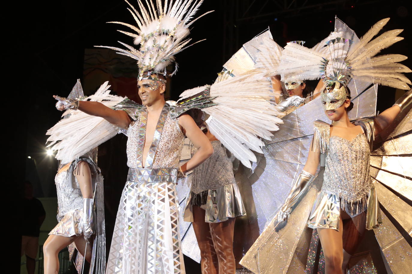 La plaza Antonio Cortijos de Águilas acogió anoche la Gran Gala de Elección de los Personajes del Carnaval 2020, un evento en el que los candidatos se dejaron al piel sobre el escenario para convencer al jurado. Los actos de esta fiesta continúan hoy, a partir de las 21.30 horas, con una muestra del Carnaval por el paseo Parra.