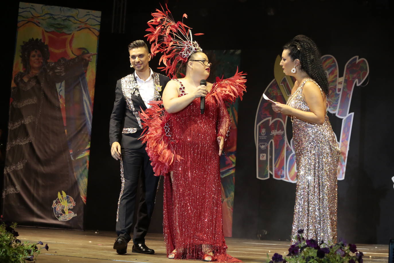 La plaza Antonio Cortijos de Águilas acogió anoche la Gran Gala de Elección de los Personajes del Carnaval 2020, un evento en el que los candidatos se dejaron al piel sobre el escenario para convencer al jurado. Los actos de esta fiesta continúan hoy, a partir de las 21.30 horas, con una muestra del Carnaval por el paseo Parra.