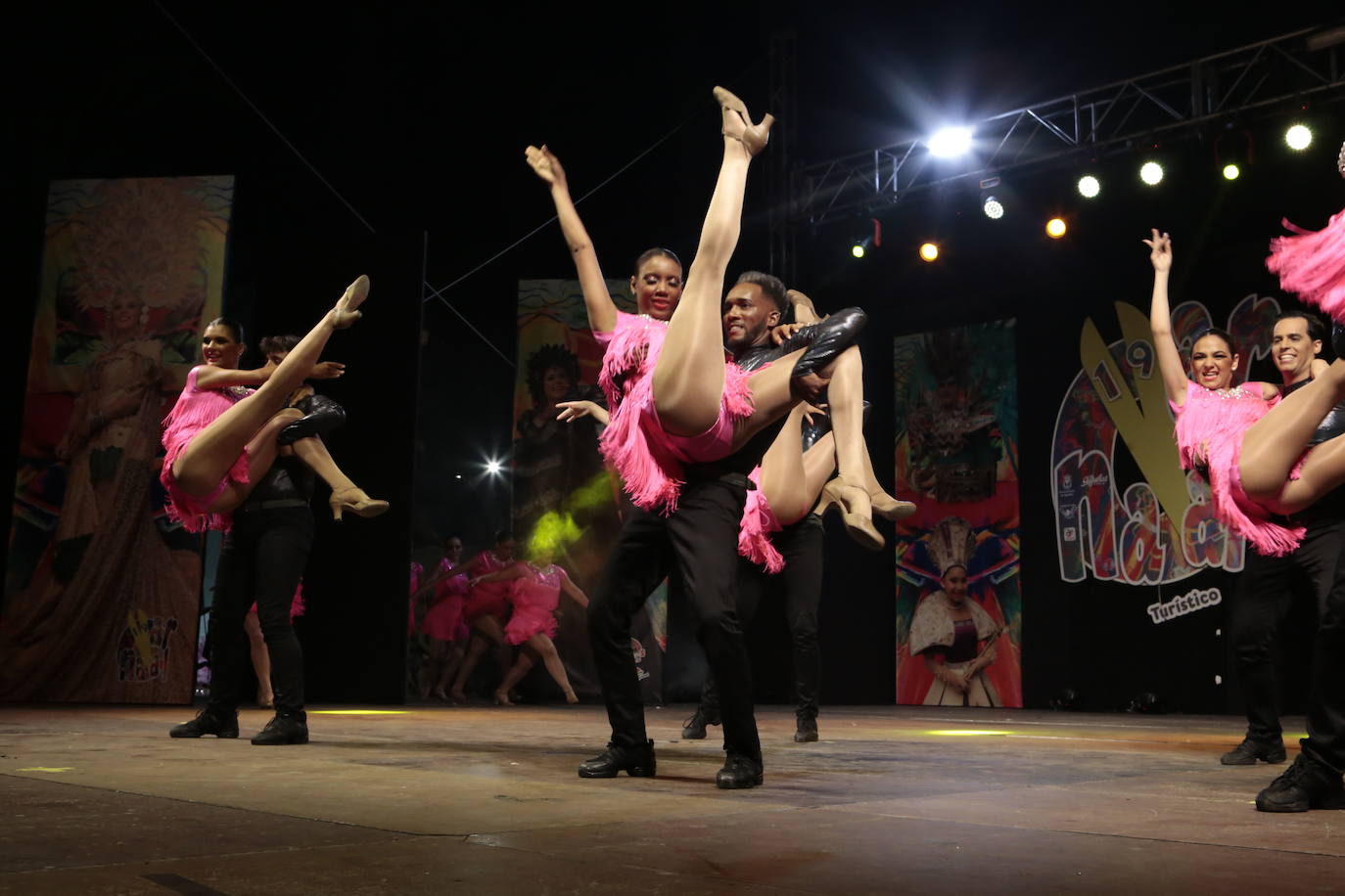 La plaza Antonio Cortijos de Águilas acogió anoche la Gran Gala de Elección de los Personajes del Carnaval 2020, un evento en el que los candidatos se dejaron al piel sobre el escenario para convencer al jurado. Los actos de esta fiesta continúan hoy, a partir de las 21.30 horas, con una muestra del Carnaval por el paseo Parra.