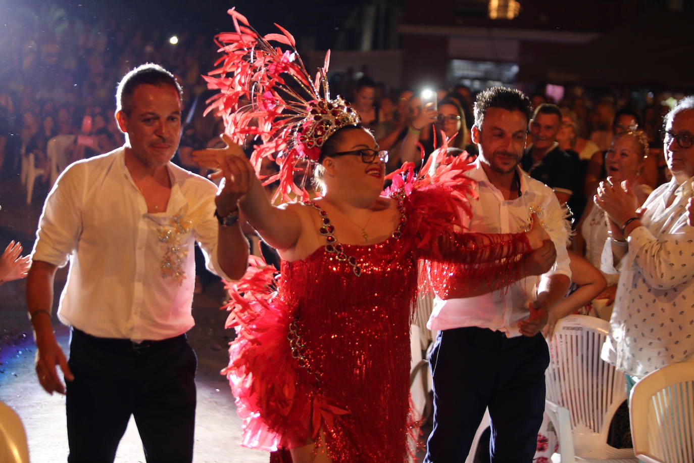 La plaza Antonio Cortijos de Águilas acogió anoche la Gran Gala de Elección de los Personajes del Carnaval 2020, un evento en el que los candidatos se dejaron al piel sobre el escenario para convencer al jurado. Los actos de esta fiesta continúan hoy, a partir de las 21.30 horas, con una muestra del Carnaval por el paseo Parra.