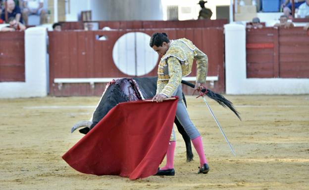 Ureña, durante una faena, este sábado, en Socuéllamos. 