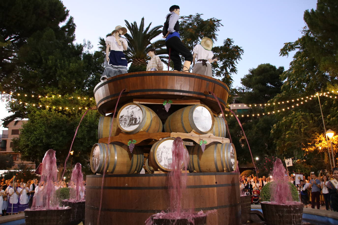 Los colectivos festeros y la alcaldesa de Jumilla dan el pistoletazo de salida a la feria tras inaugurar la Fuente del Vino.