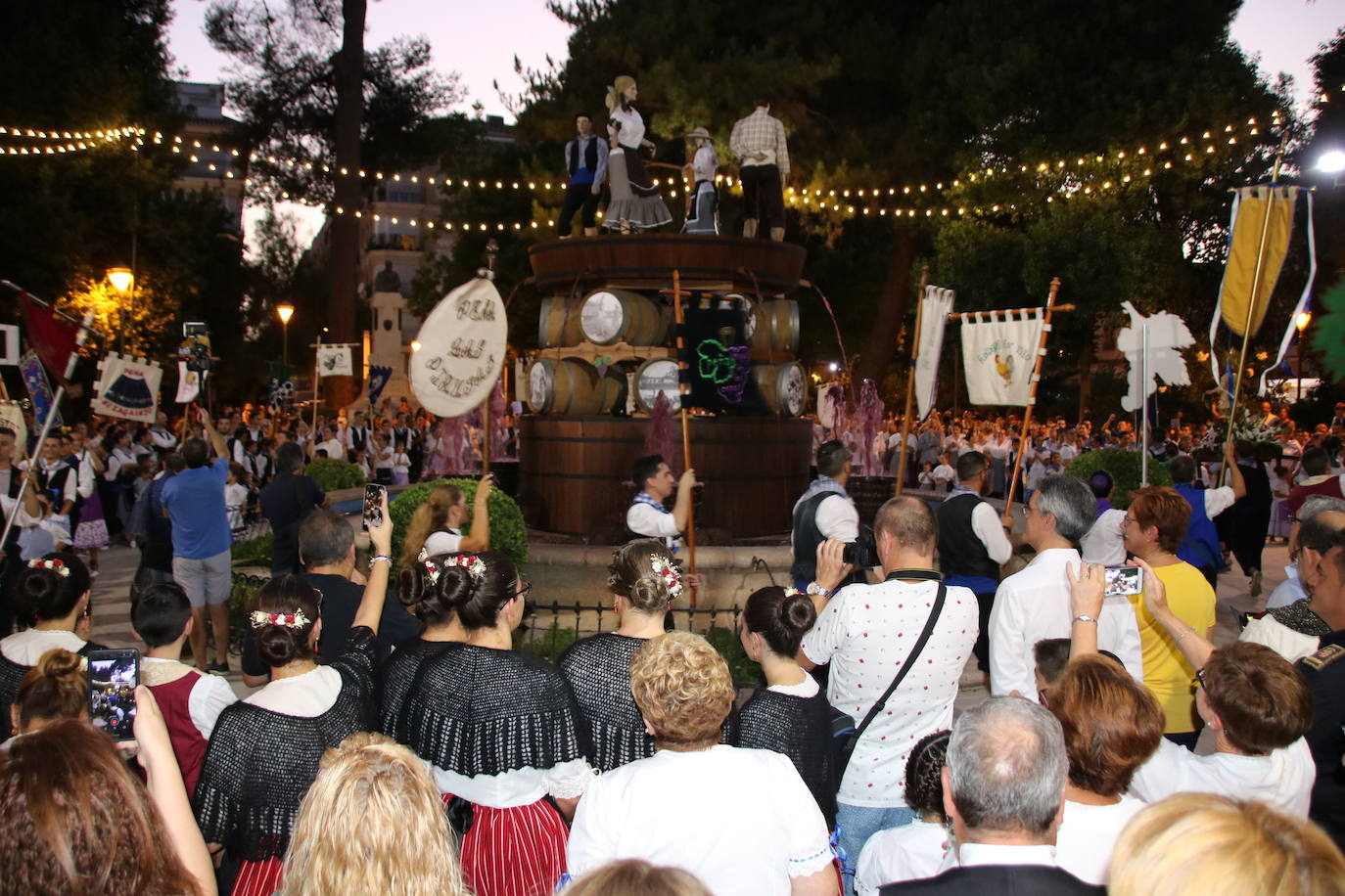 Los colectivos festeros y la alcaldesa de Jumilla dan el pistoletazo de salida a la feria tras inaugurar la Fuente del Vino.