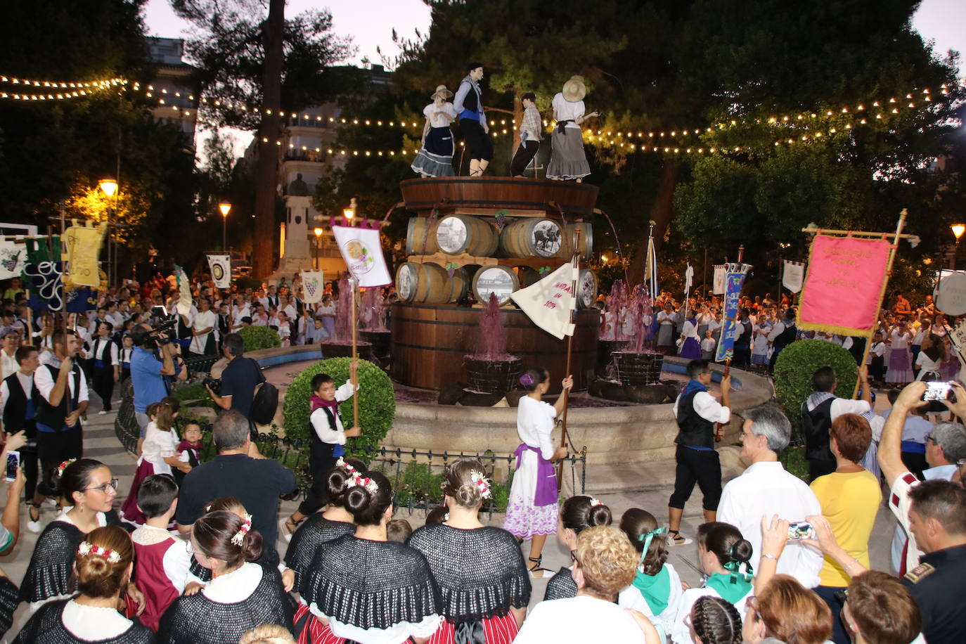 Los colectivos festeros y la alcaldesa de Jumilla dan el pistoletazo de salida a la feria tras inaugurar la Fuente del Vino.