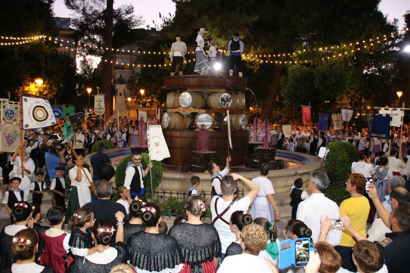 Los colectivos festeros y la alcaldesa de Jumilla dan el pistoletazo de salida a la feria tras inaugurar la Fuente del Vino.