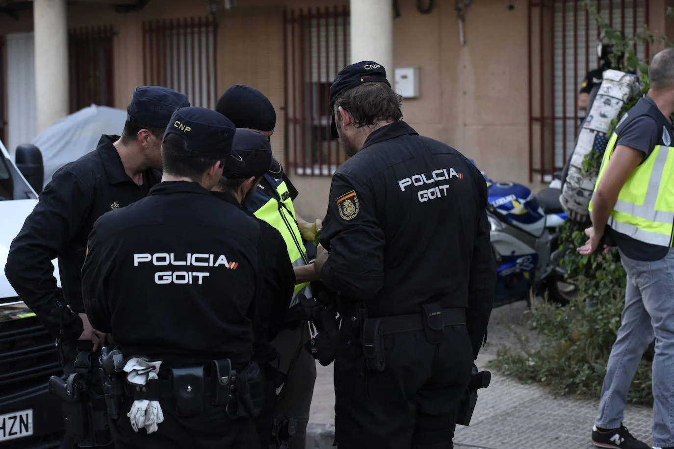 Decenas de agentes de la Policía Nacional llevaron a cabo al menos dos registros en sendos domicilios de la calle Poeta Eduardo Flores