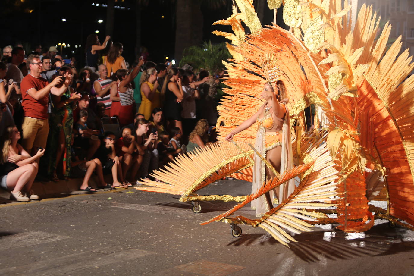 Más de una veintena de peñas y el Ballet de la Federación llenan de diversión el Paseo Parra, en una velada estival repleta de color y alegría 