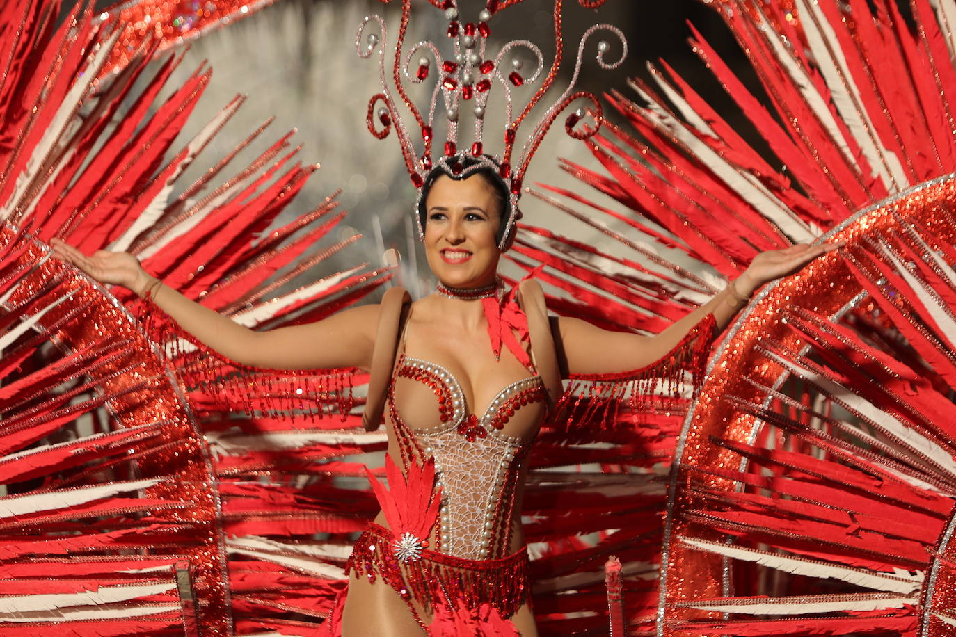Más de una veintena de peñas y el Ballet de la Federación llenan de diversión el Paseo Parra, en una velada estival repleta de color y alegría 