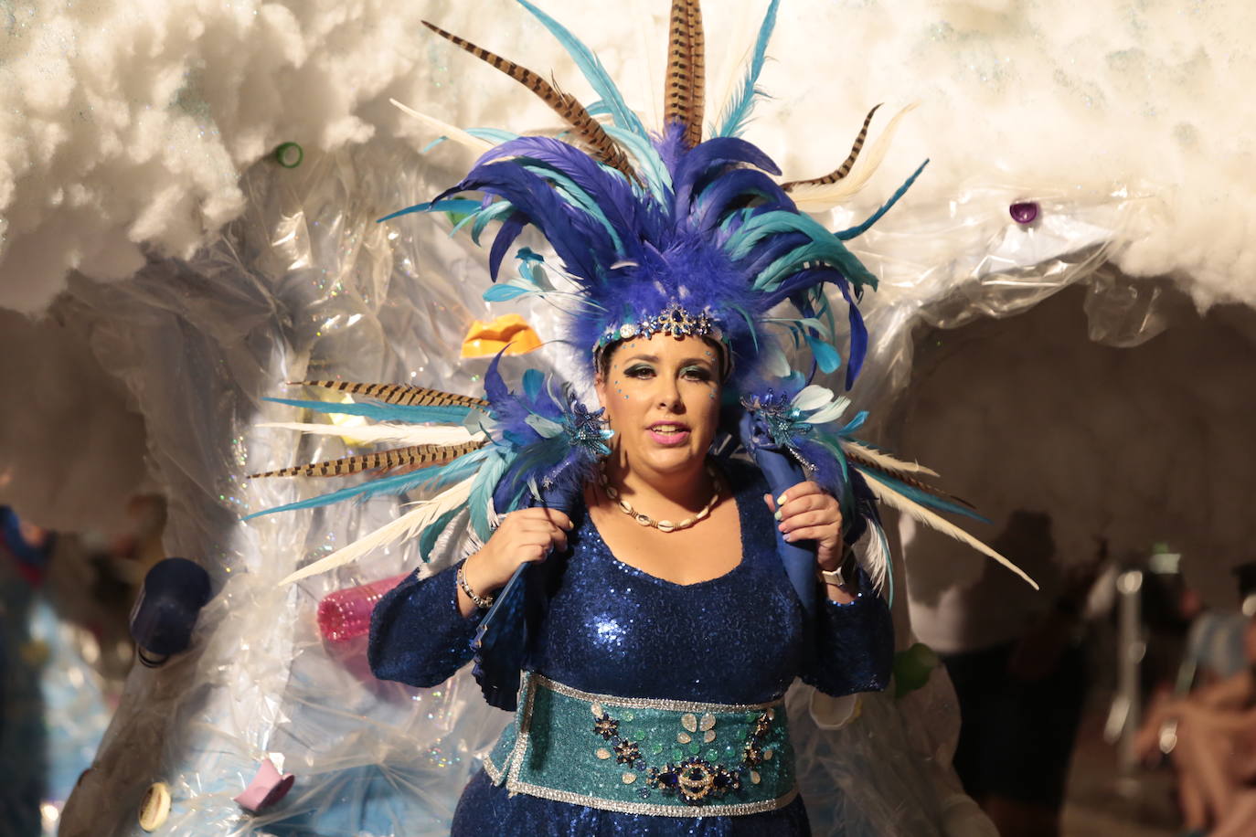 Más de una veintena de peñas y el Ballet de la Federación llenan de diversión el Paseo Parra, en una velada estival repleta de color y alegría 