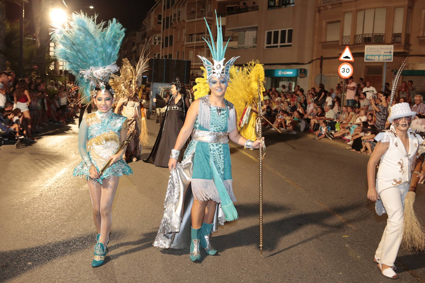 Más de una veintena de peñas y el Ballet de la Federación llenan de diversión el Paseo Parra, en una velada estival repleta de color y alegría 