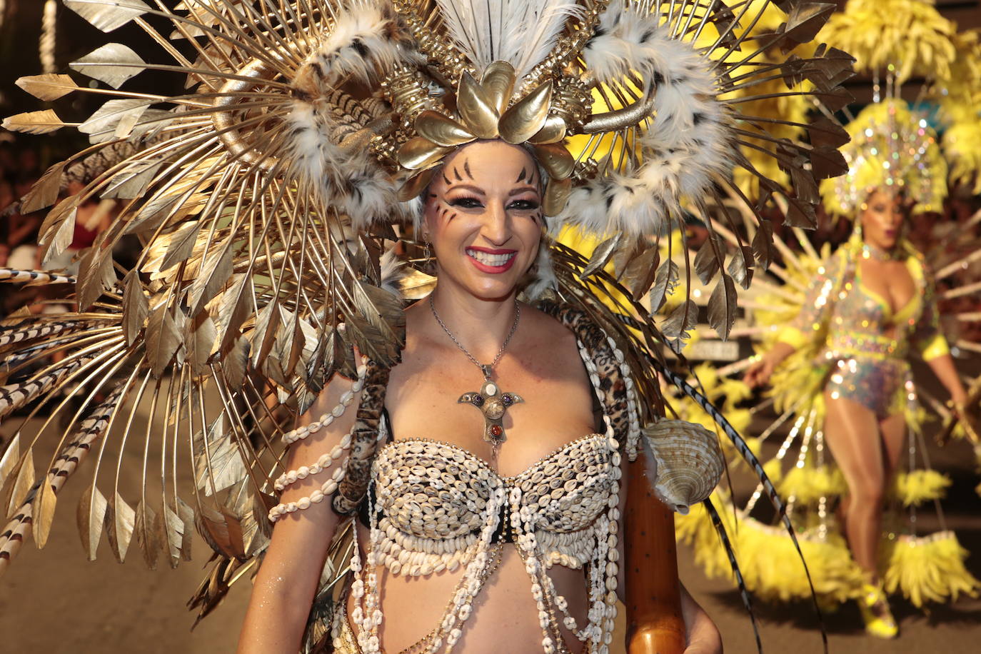 Más de una veintena de peñas y el Ballet de la Federación llenan de diversión el Paseo Parra, en una velada estival repleta de color y alegría 