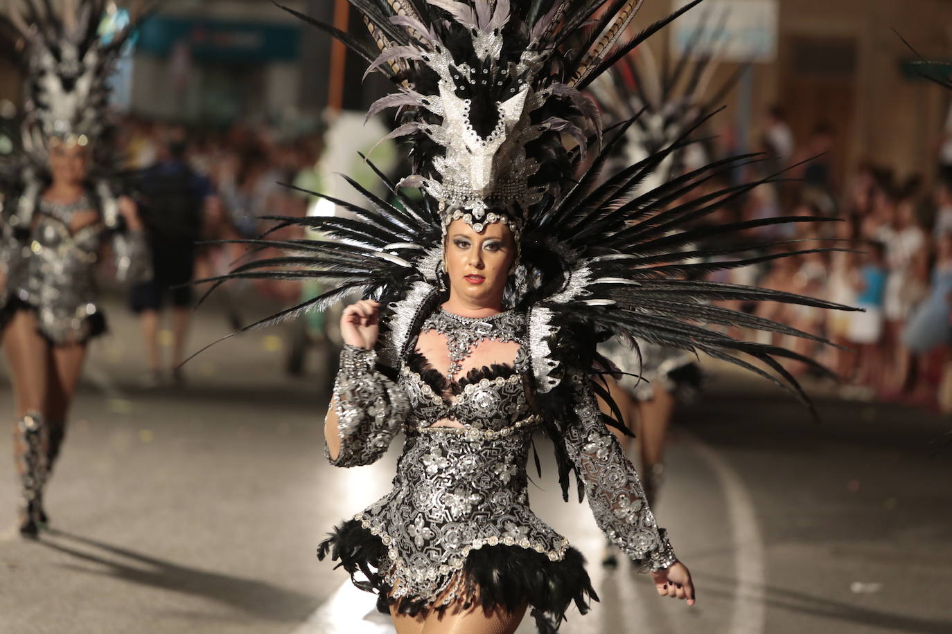 Más de una veintena de peñas y el Ballet de la Federación llenan de diversión el Paseo Parra, en una velada estival repleta de color y alegría 