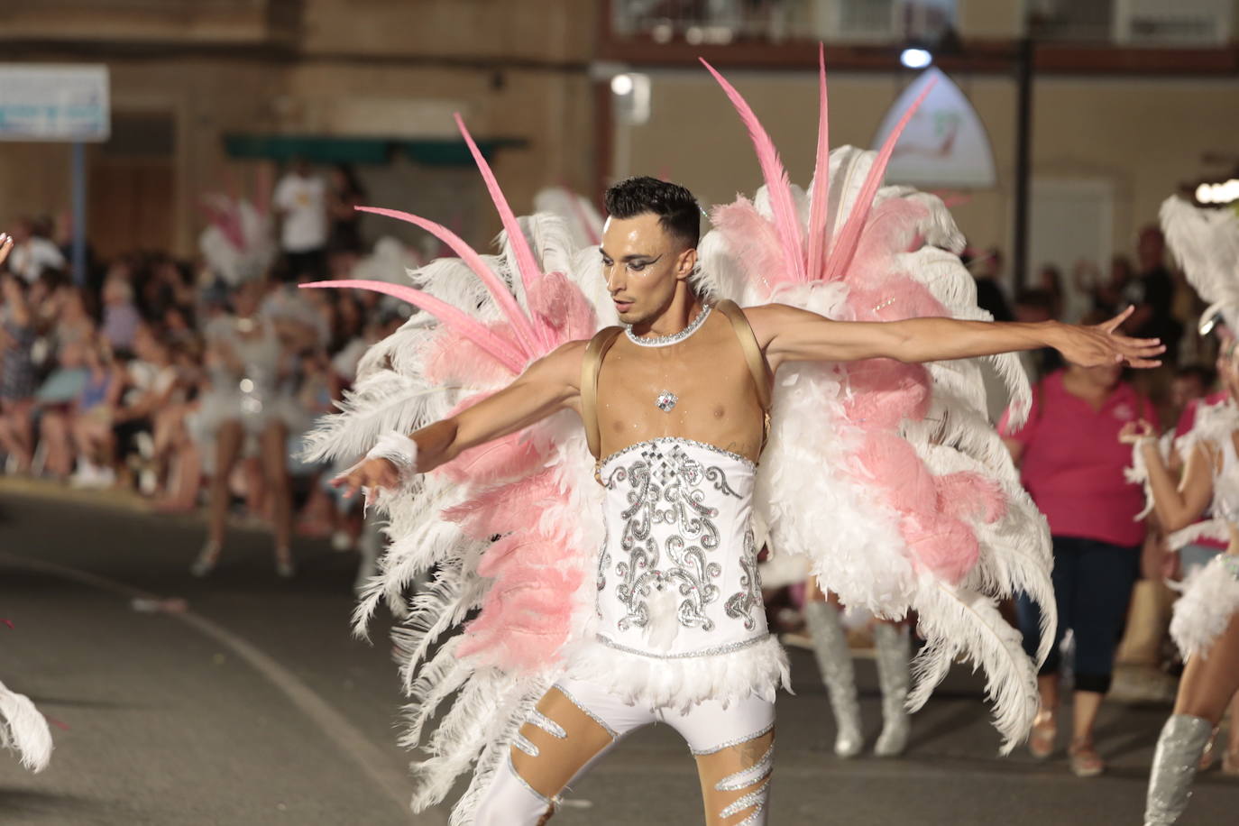 Más de una veintena de peñas y el Ballet de la Federación llenan de diversión el Paseo Parra, en una velada estival repleta de color y alegría 