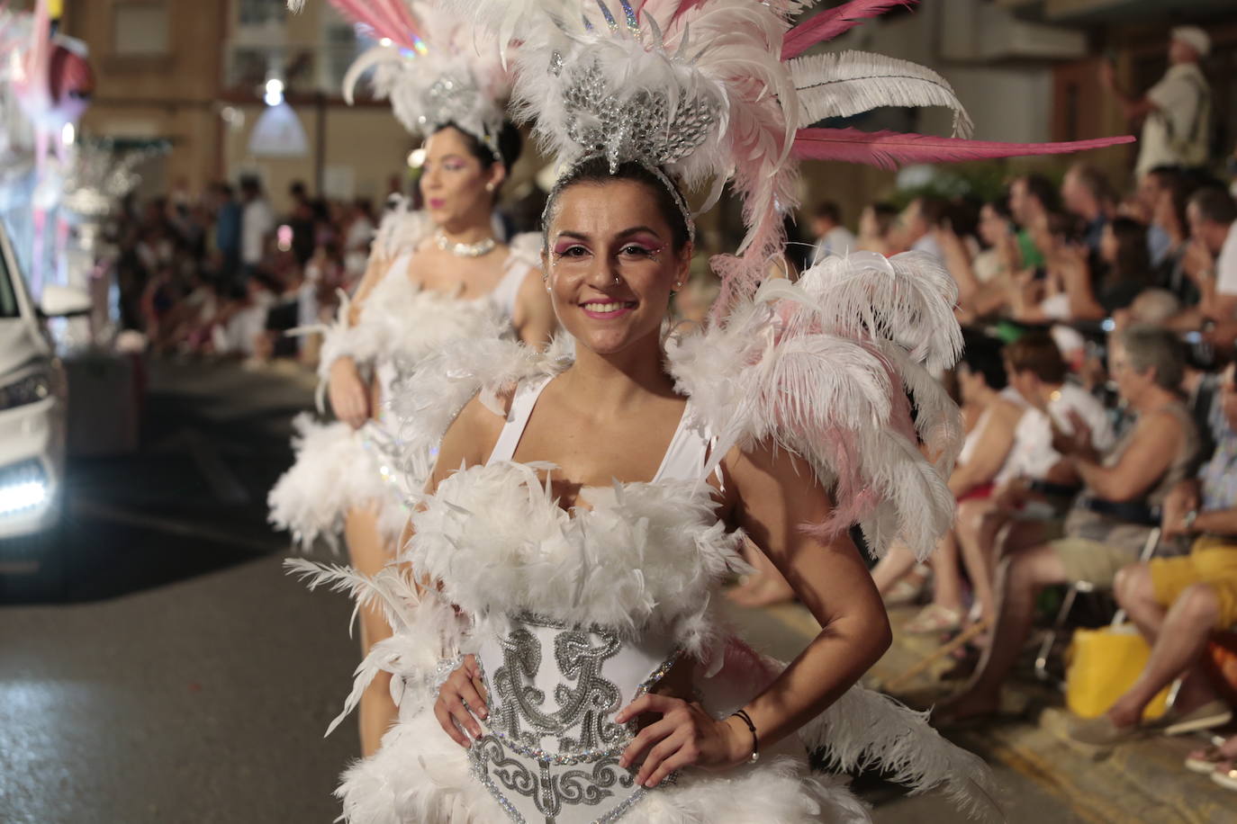 Más de una veintena de peñas y el Ballet de la Federación llenan de diversión el Paseo Parra, en una velada estival repleta de color y alegría 