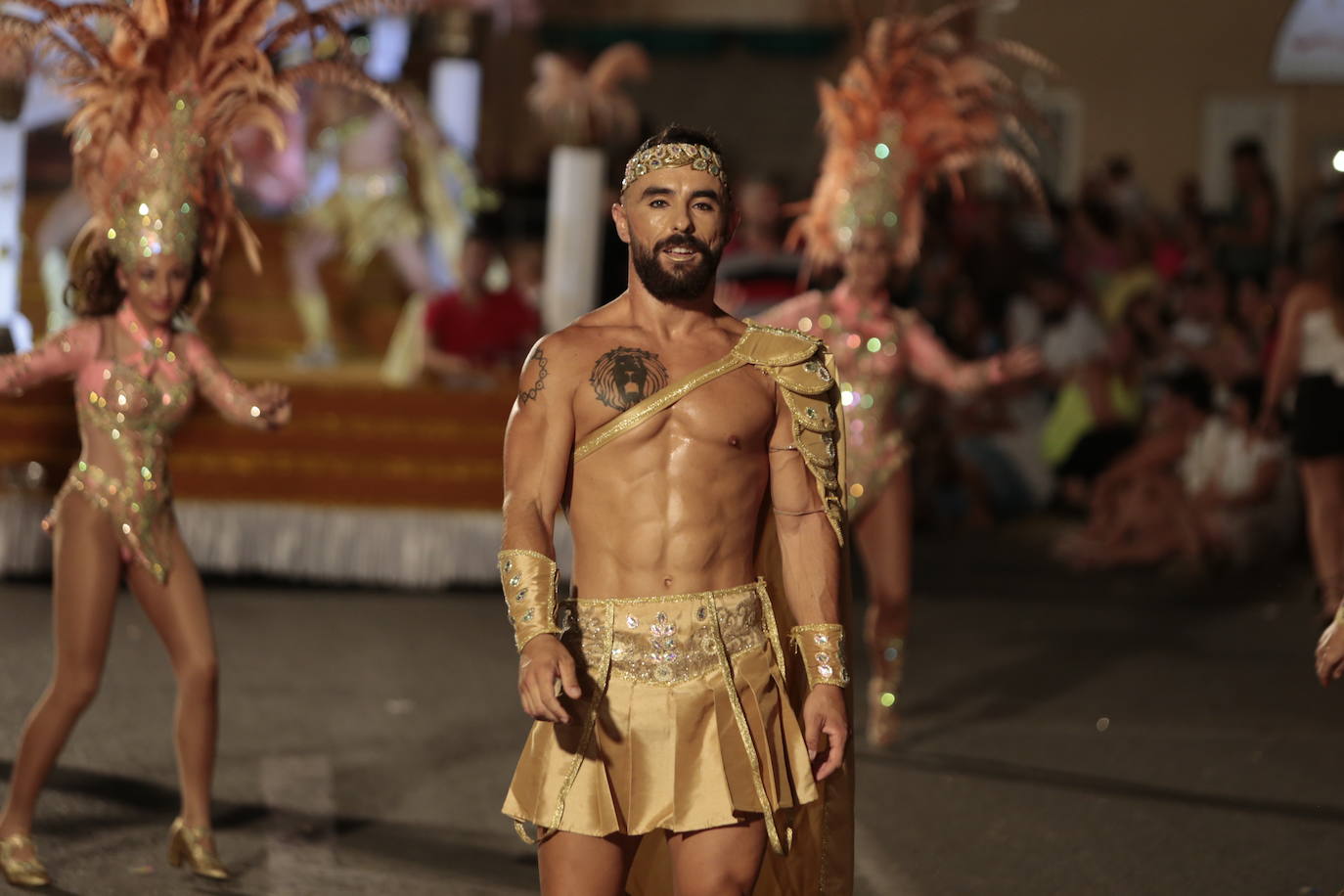 Más de una veintena de peñas y el Ballet de la Federación llenan de diversión el Paseo Parra, en una velada estival repleta de color y alegría 
