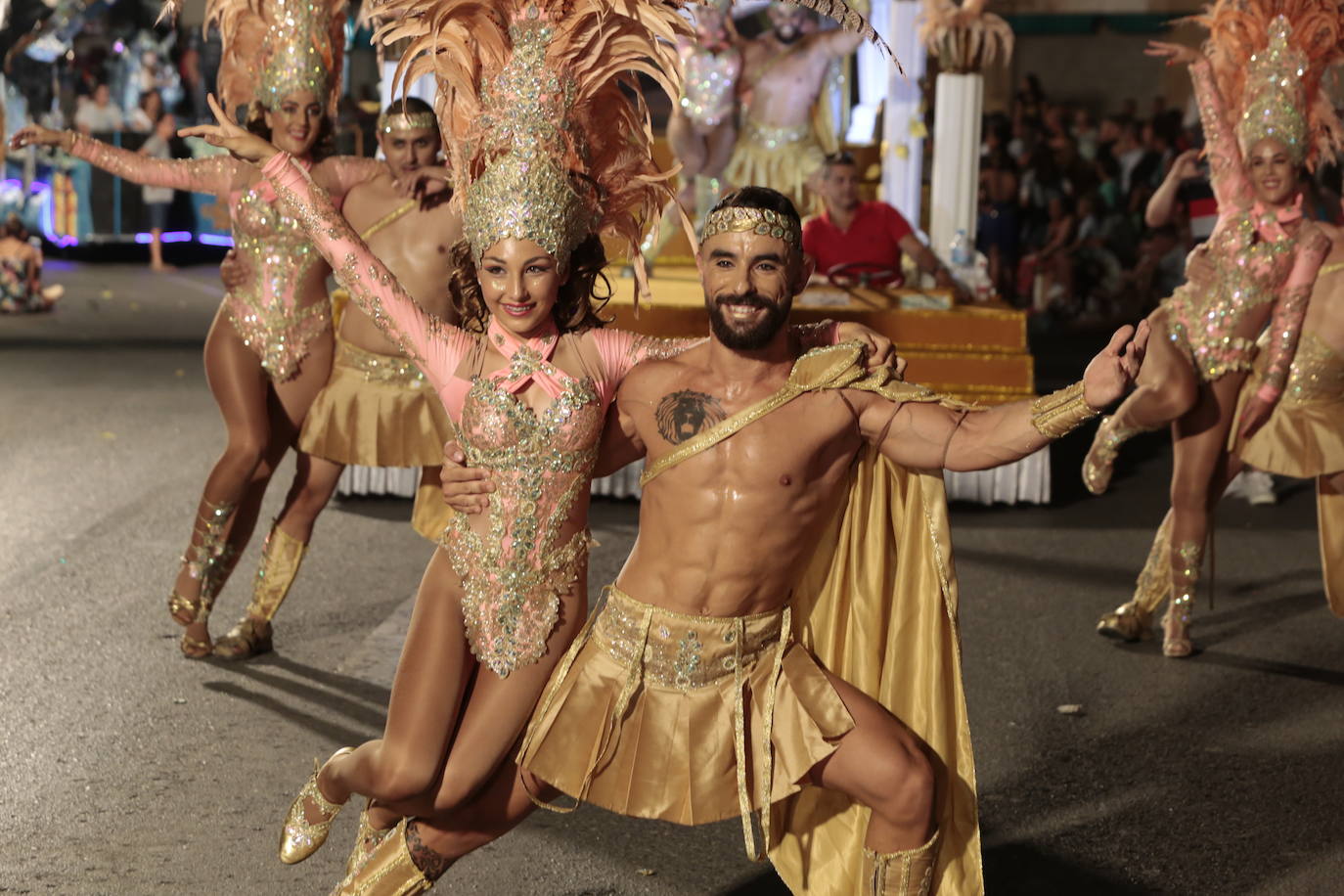 Más de una veintena de peñas y el Ballet de la Federación llenan de diversión el Paseo Parra, en una velada estival repleta de color y alegría 