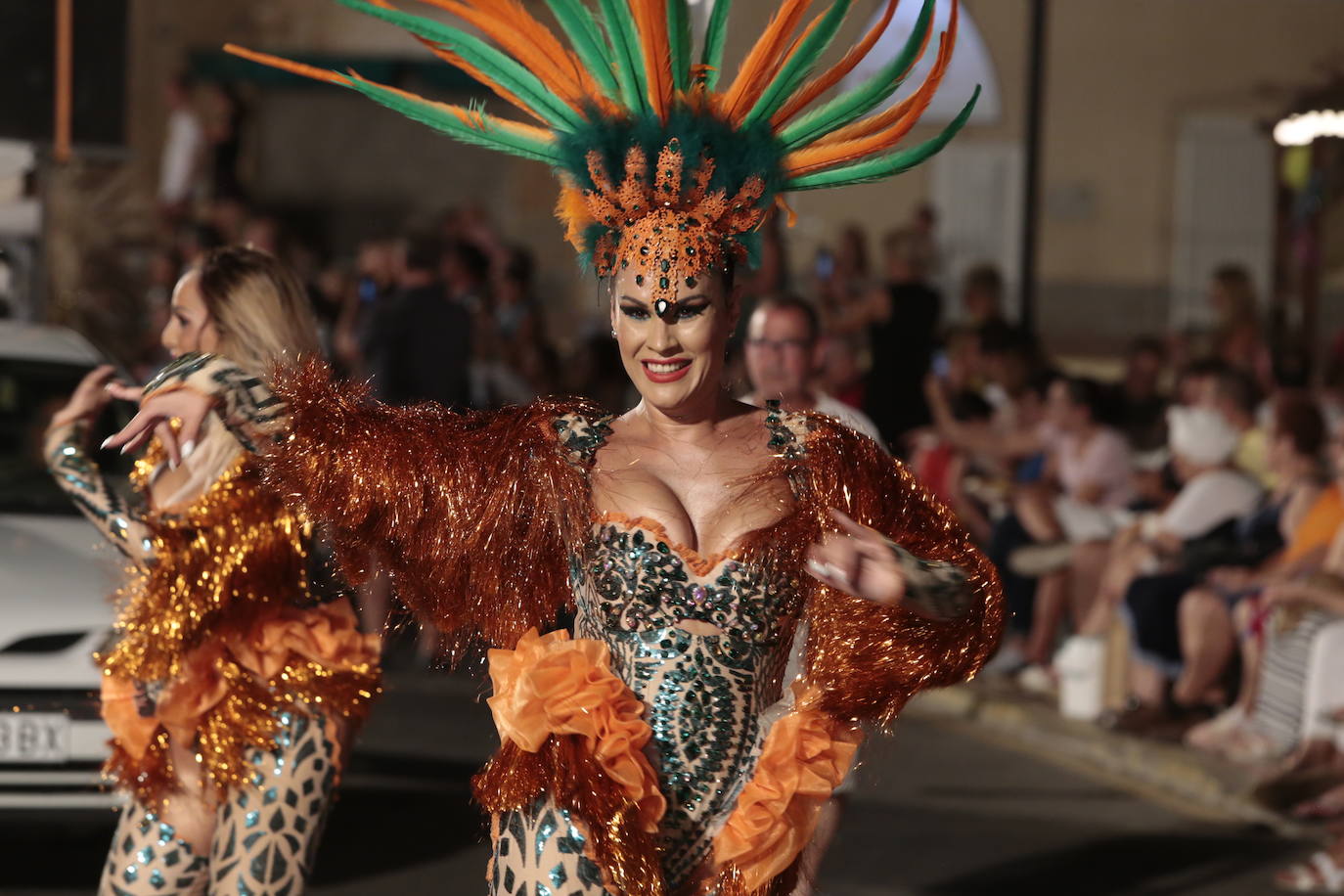 Más de una veintena de peñas y el Ballet de la Federación llenan de diversión el Paseo Parra, en una velada estival repleta de color y alegría 