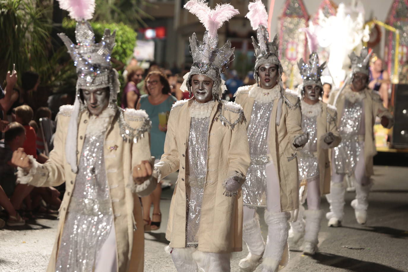 Más de una veintena de peñas y el Ballet de la Federación llenan de diversión el Paseo Parra, en una velada estival repleta de color y alegría 