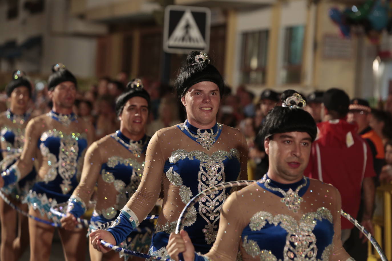 Más de una veintena de peñas y el Ballet de la Federación llenan de diversión el Paseo Parra, en una velada estival repleta de color y alegría 