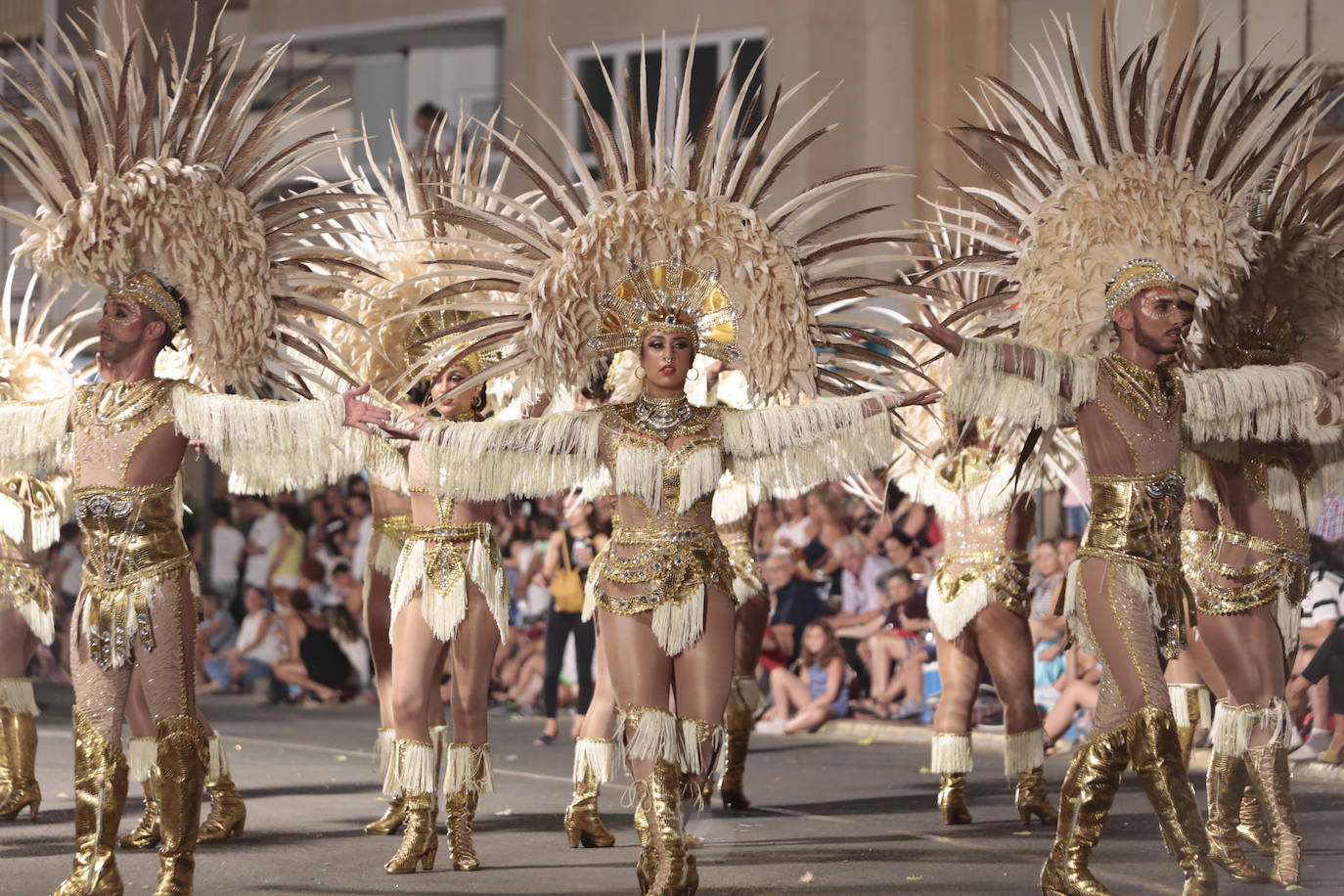 Más de una veintena de peñas y el Ballet de la Federación llenan de diversión el Paseo Parra, en una velada estival repleta de color y alegría 