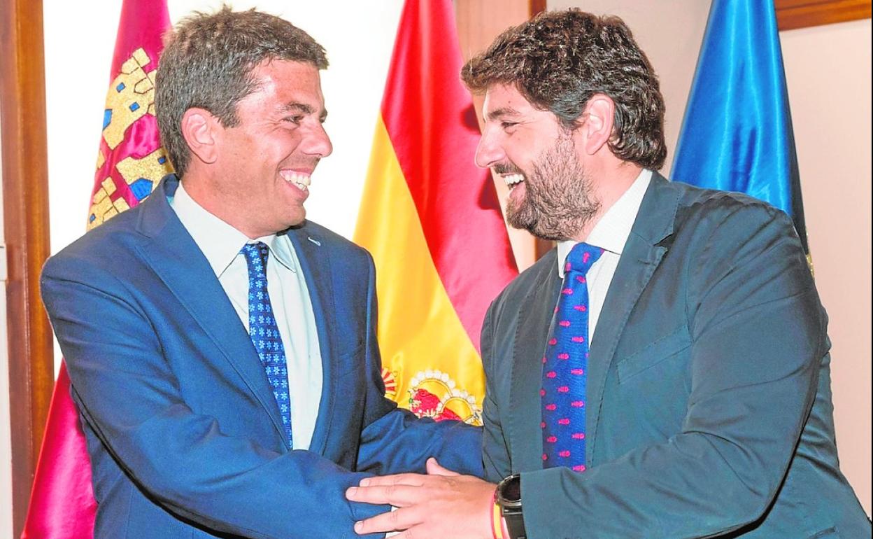 Carlos Mazón y Fernando López Miras se estrechan la mano ayer en San Esteban. 