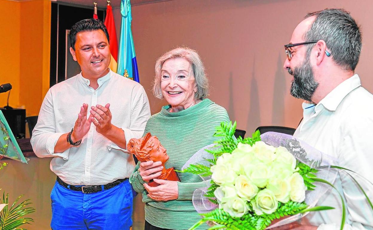 José Miguel Luengo, Nuria Espert y David Martínez, durante la entrega del Premio del Festival