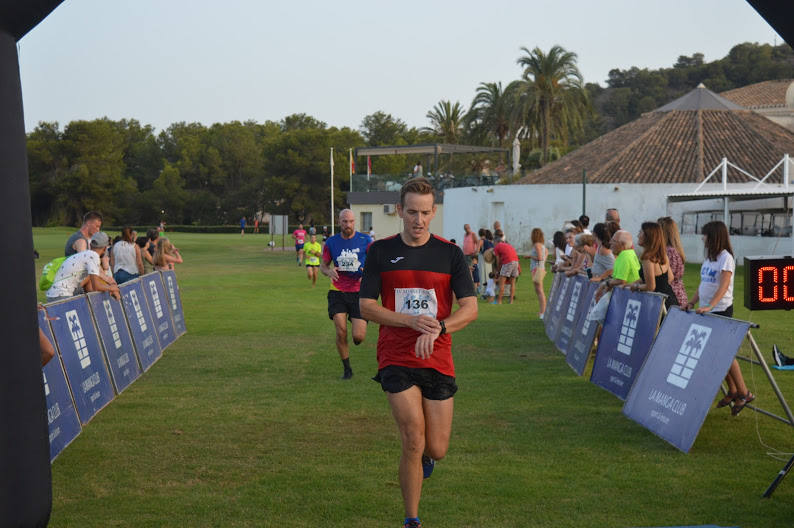 El corredor del Alumbres Sport completa el recorrido de 7 kilómetros en 23:39 minutos, por los 28:46 de la atleta del Grupo Alcaraz