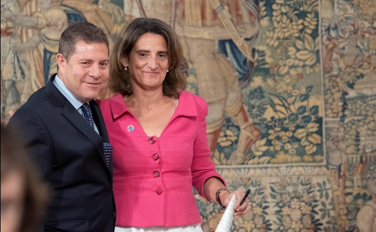 El presidente de Castilla-La Mancha, Emiliano García-Page y la ministra para la Transición Ecológica en funciones, Teresa Ribera, tras la reunión en la que acordaron incluir a los municipios ribereños en la Comisión del Trasvase, el pasado día 6. 