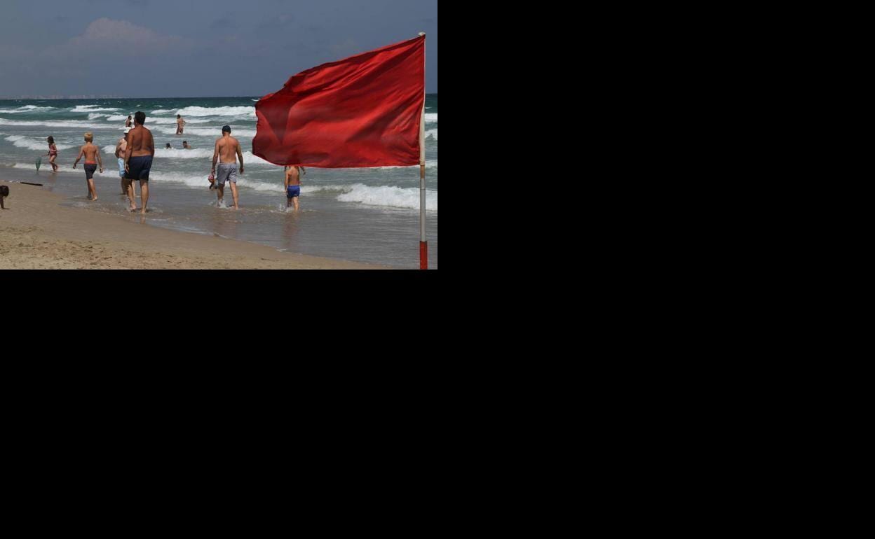 La bandera roja ondea en 12 playas de la Región y la amarilla en 18