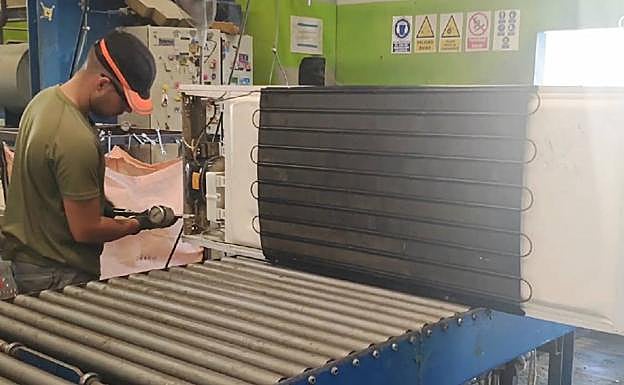 El frigorífico en la planta de reciclaje.
