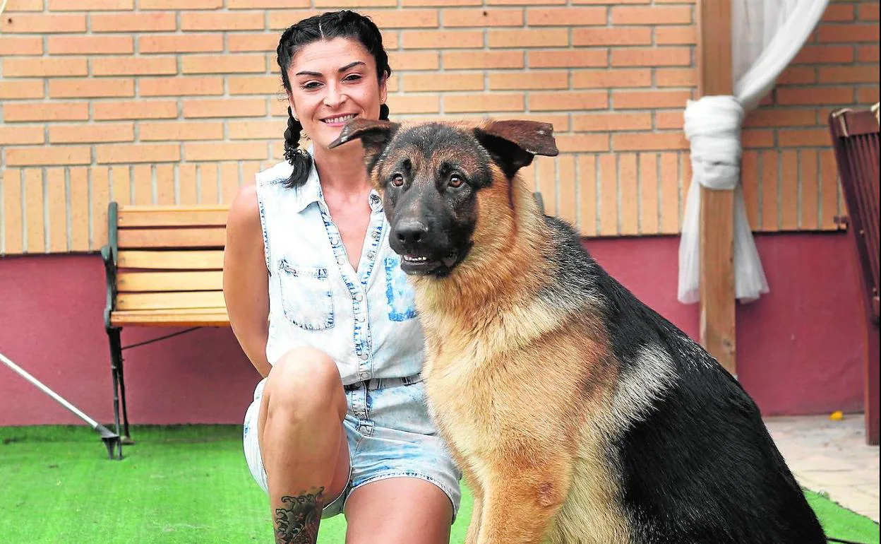 La educadora canina Gloria Navarro, con su perro 'Deckard'.