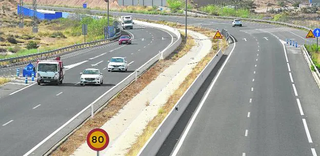 Las señales de limitación de velocidad a 80 kilómetros por hora y de aviso de badenes proliferan en la autovía Zeneta-San Javier, en la imagen captada ayer. 