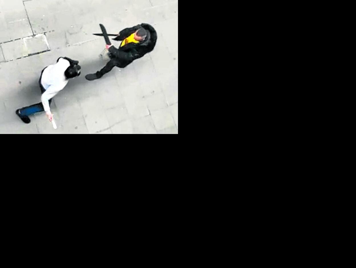 Dos hombres se pelean con machetes. Debajo, prostitución en El Raval. A la derecha, un joven permanece tendido tras recibir una paliza. 