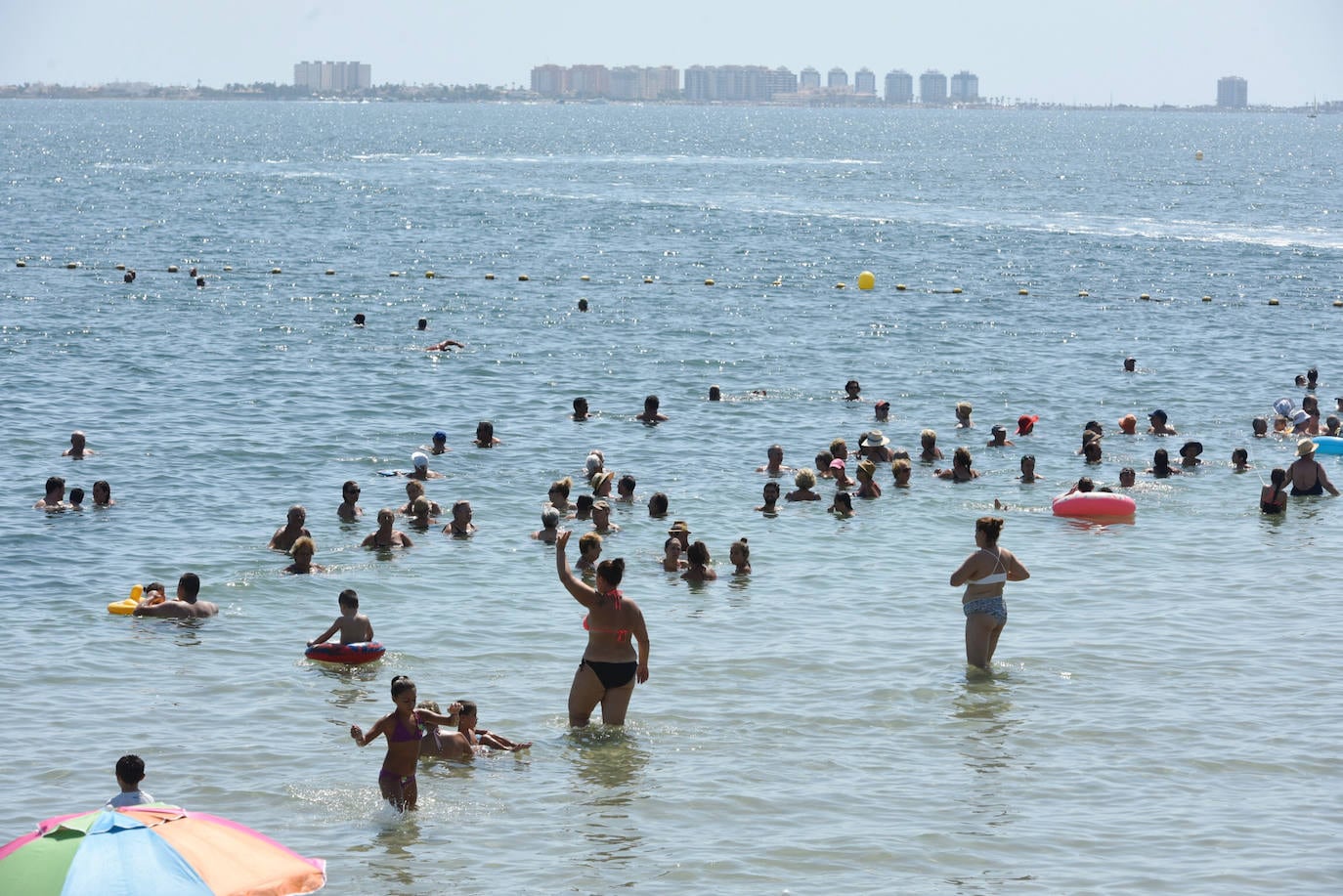 Aspecto que presentaba ayer al mediodía la playa de Santiago de la Ribera, en el Mar Menor.