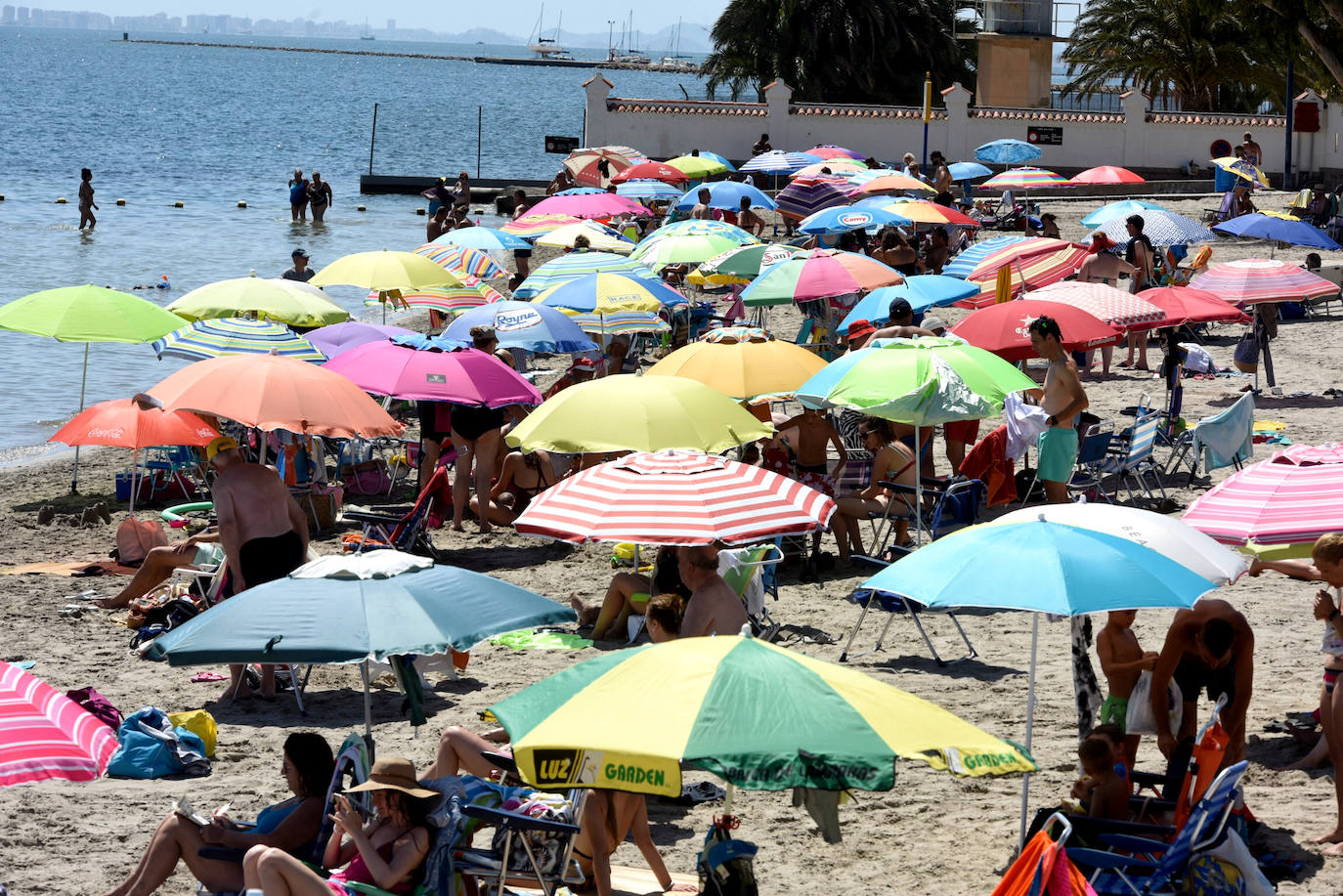 Aspecto que presentaba ayer al mediodía la playa de Santiago de la Ribera, en el Mar Menor.